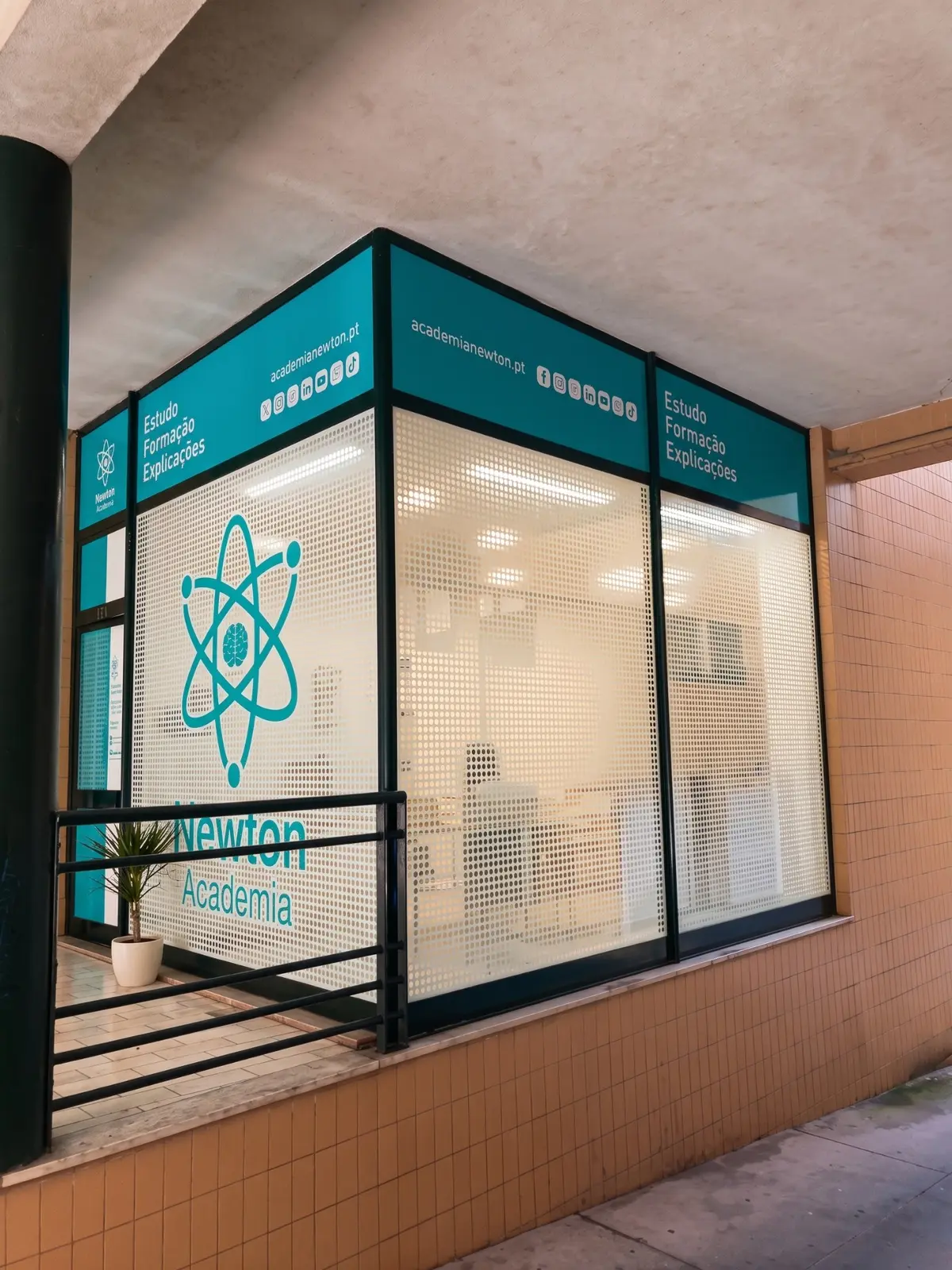 Fachada e entrada da Academia Newton, em Ovar